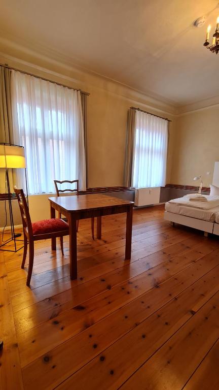 Postel nebo postele na pokoji v ubytování Hotel Cranach-Herberge City Centre