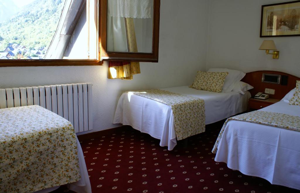 Posteľ alebo postele v izbe v ubytovaní Hotel Edelweiss