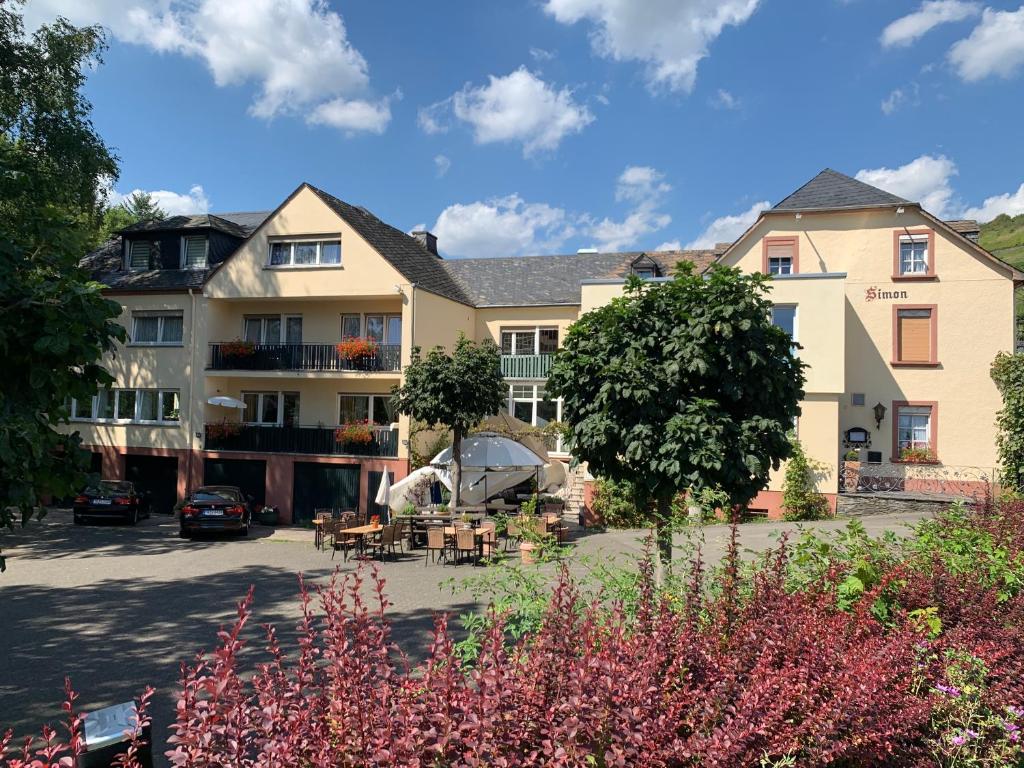 a view of the hotel from the courtyard at Hotel Landgasthof Simon in Waldrach