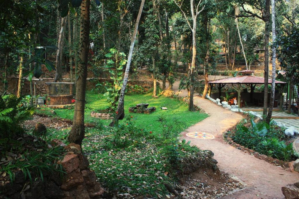 Um jardim no exterior de Nirvana Hill Resort