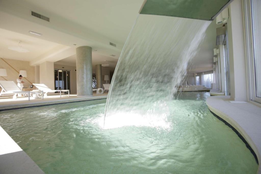 a fountain in the middle of a swimming pool at Villa Maria Hotel & SPA in Francavilla al Mare