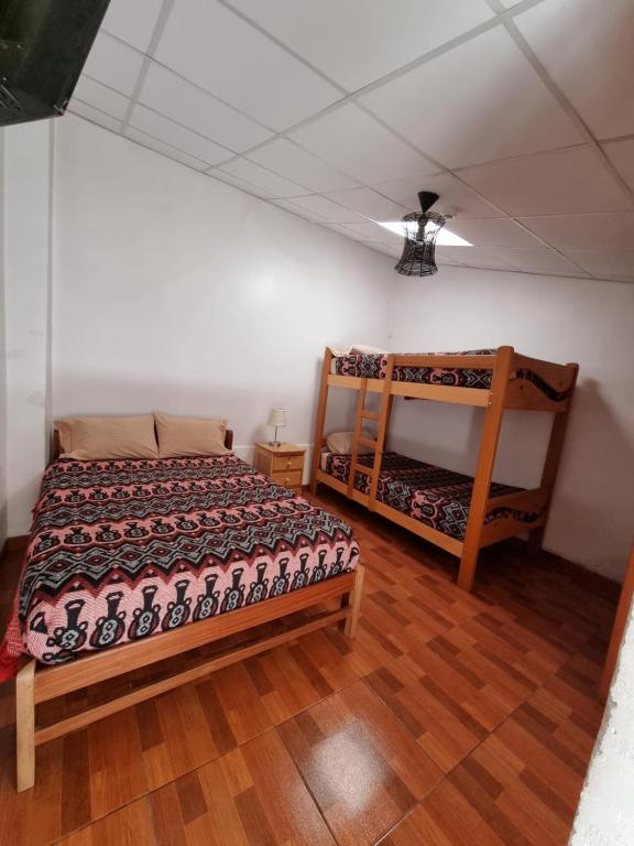 Letto o letti in una camera di Chelitos Backpacker