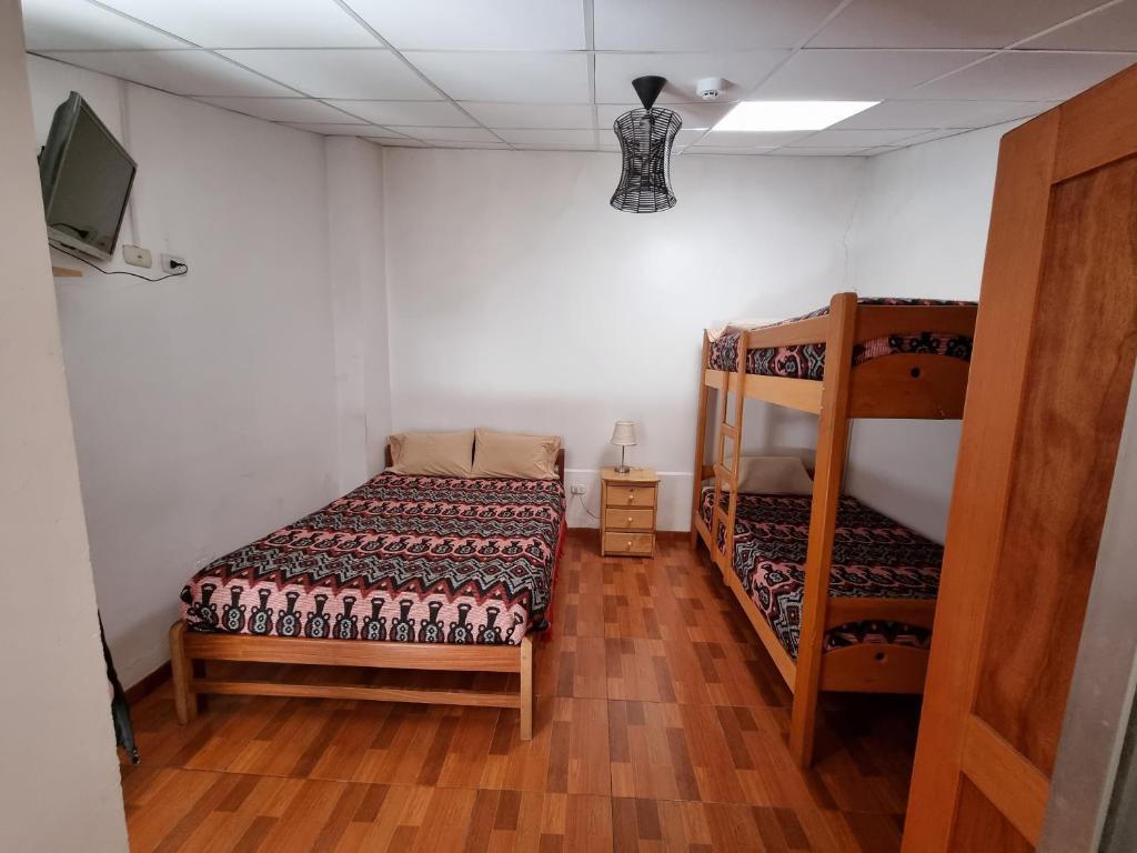 Letto o letti in una camera di Chelitos Backpacker