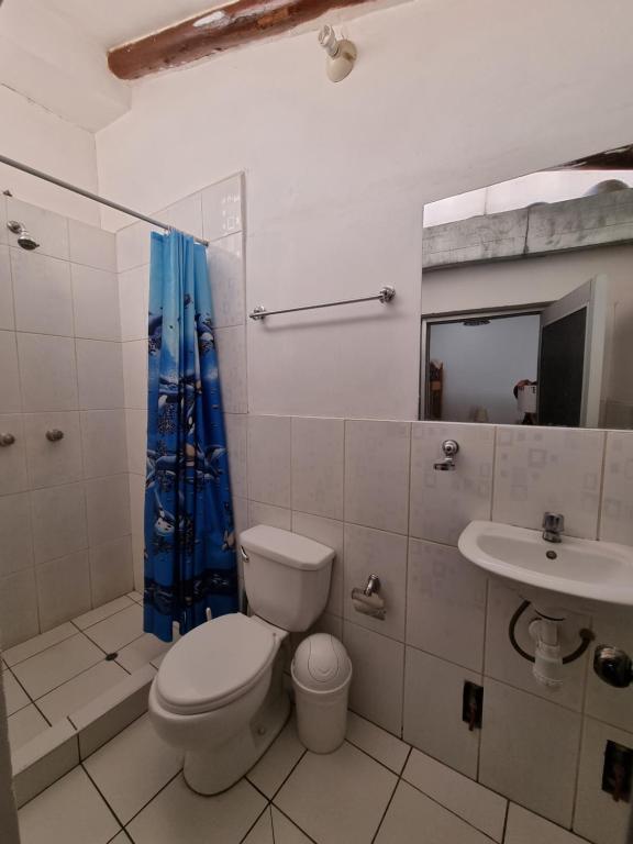 un bagno con un water e un lavandino di Chelitos Backpacker a Cuzco