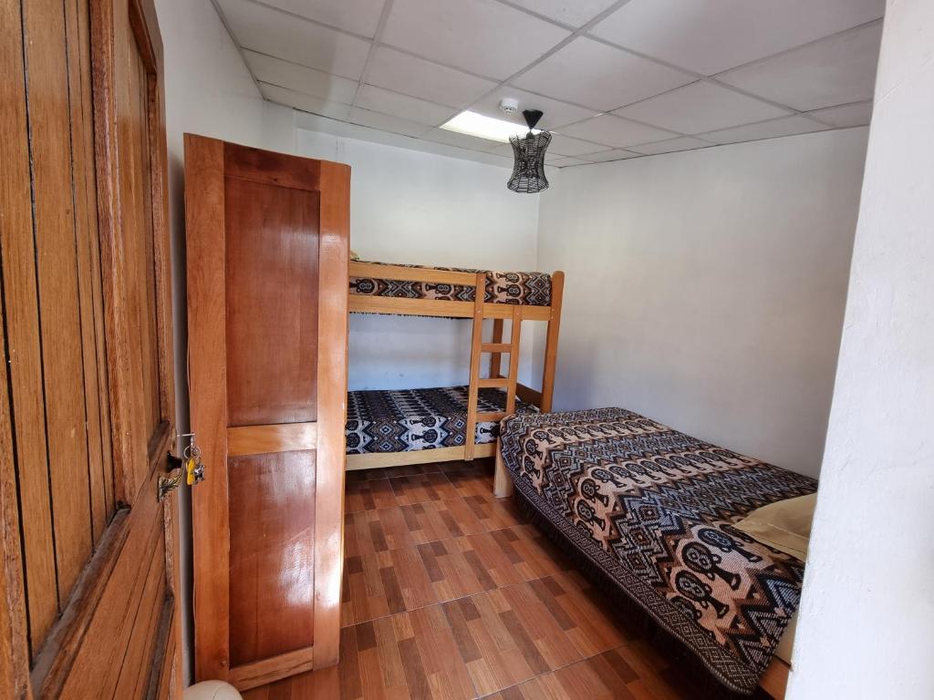 Letto o letti in una camera di Chelitos Backpacker