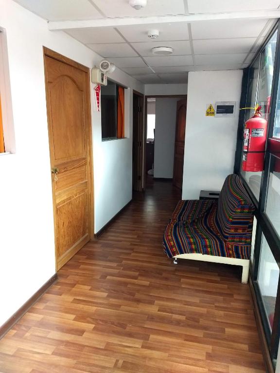 un corridoio con una stanza con idrante di Chelitos Backpacker a Cuzco