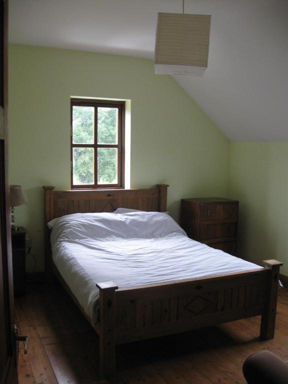 1 dormitorio con cama y ventana en Teach an Ghleanna, en Glengarriff