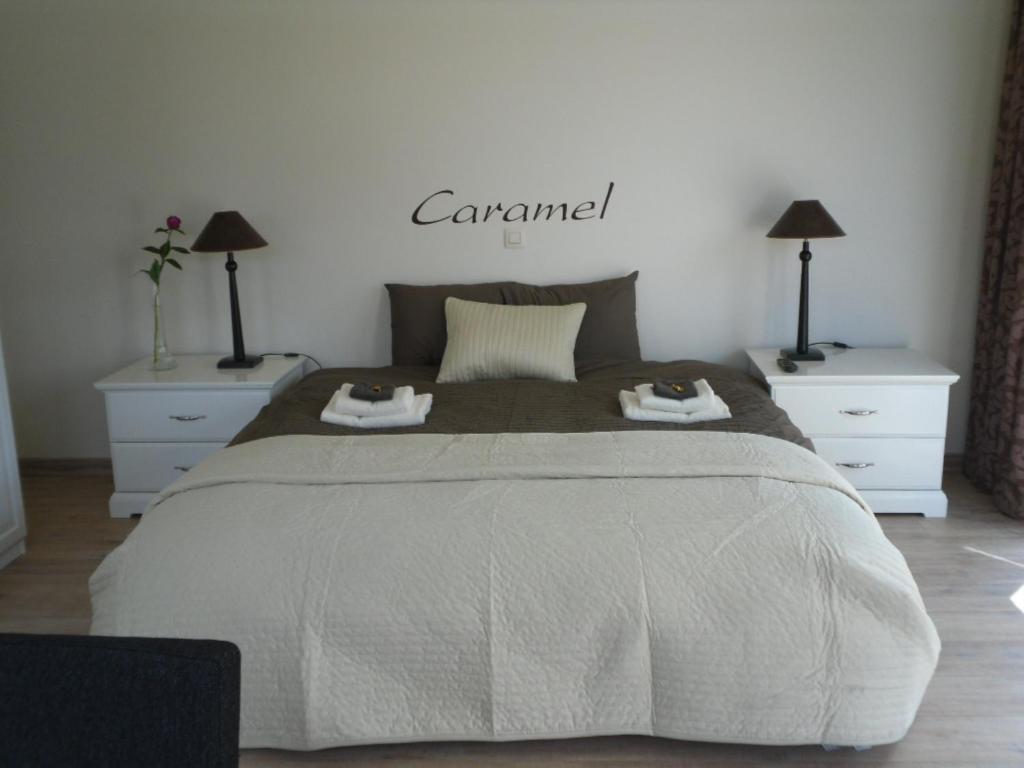 B&B Caramel في ترنهاوت: غرفة نوم بسرير كبير مع مواقف ليلتين