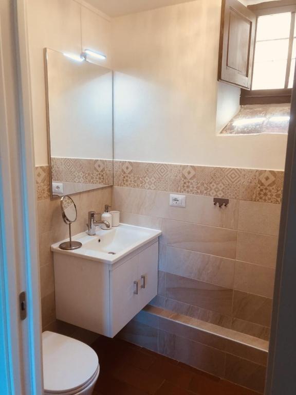 A bathroom at MEA CASA Toscana