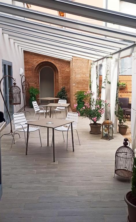 A patio or other outdoor area at Hotel Cavallo Bianco