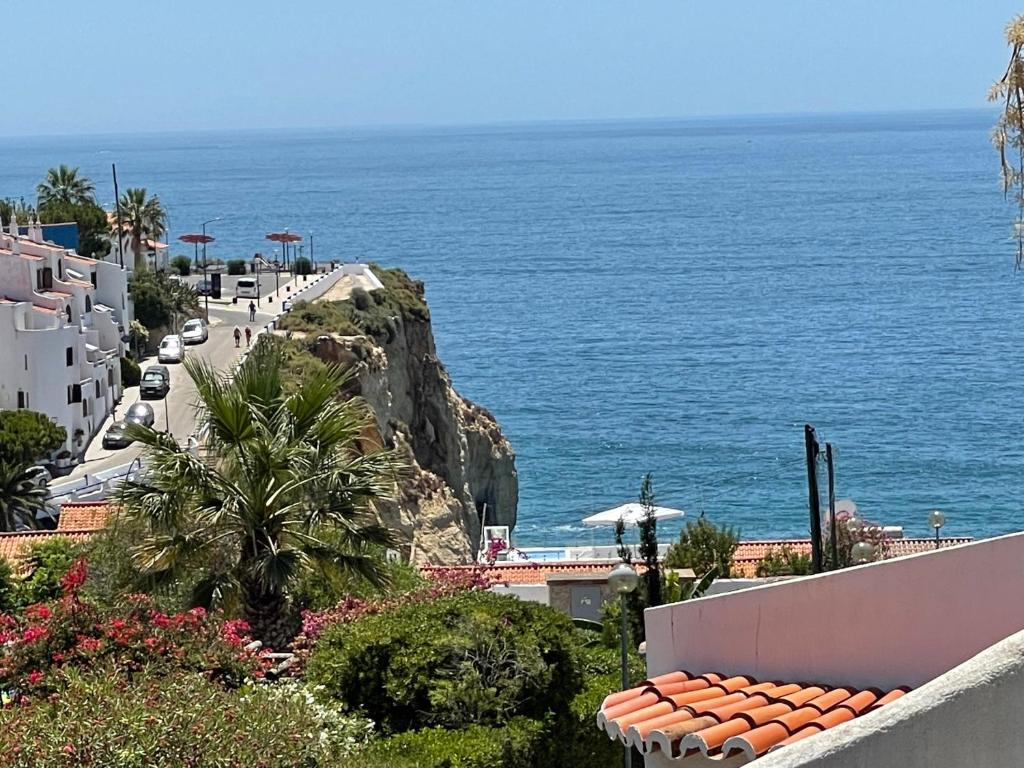 een uitzicht op de oceaan vanuit een gebouw bij AD house on Carvoeiro in Carvoeiro