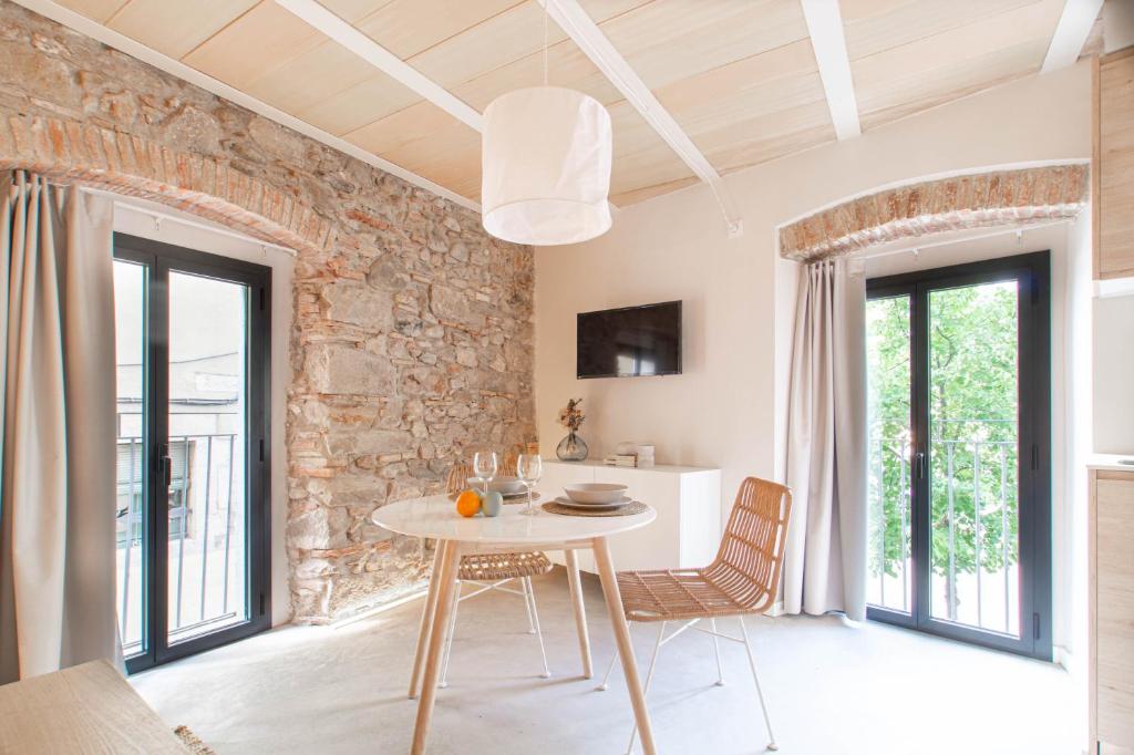 a kitchen and dining room with a table and chairs at Aeris Boutique Studio in Girona