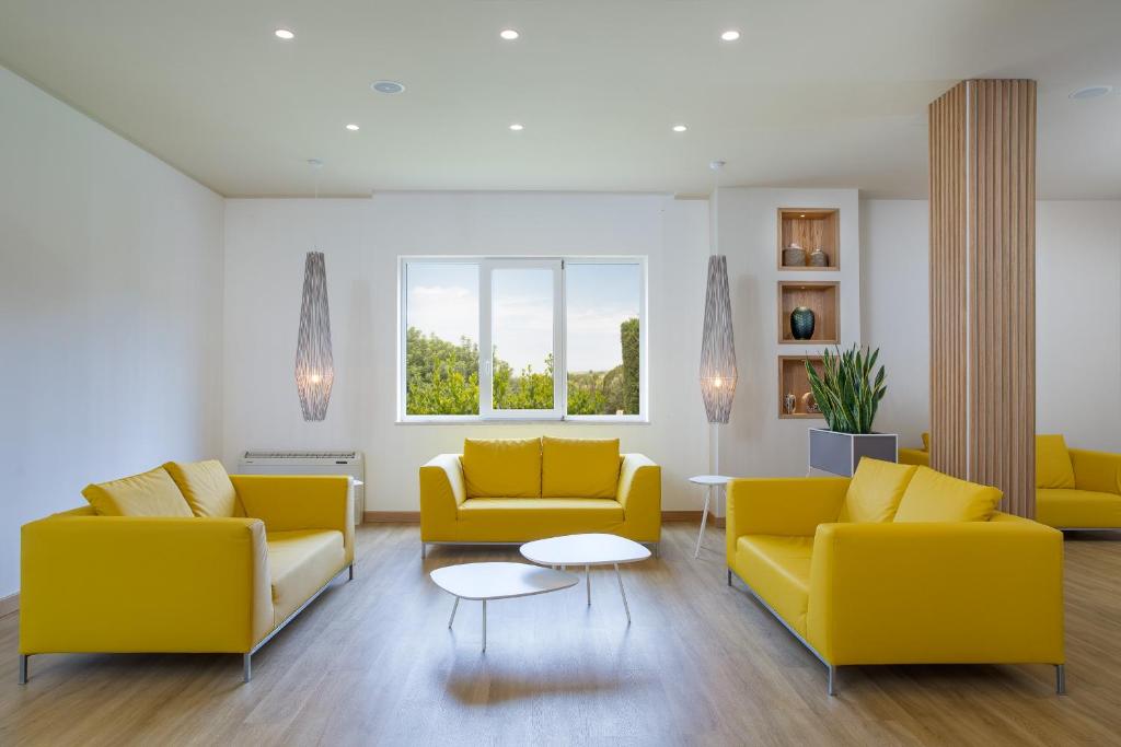 Posezení v ubytování Lu' Hotel Porto Pino