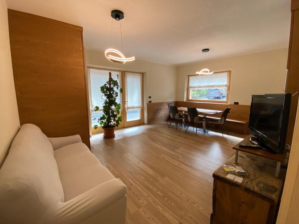 Televízia a/alebo spoločenská miestnosť v ubytovaní Alaska Charm House