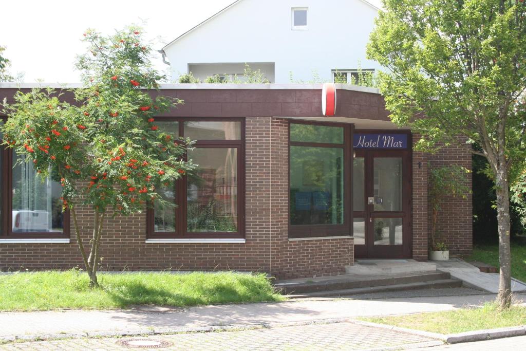 un edificio de ladrillo con un cartel que dice "Hotel Milka" en Mar Hotel, en Marburg an der Lahn