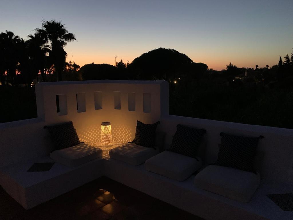 un soggiorno con divano di fronte al tramonto di Studio La Maravilla 1001 Nacht, Playa La Barrosa a Chiclana de la Frontera