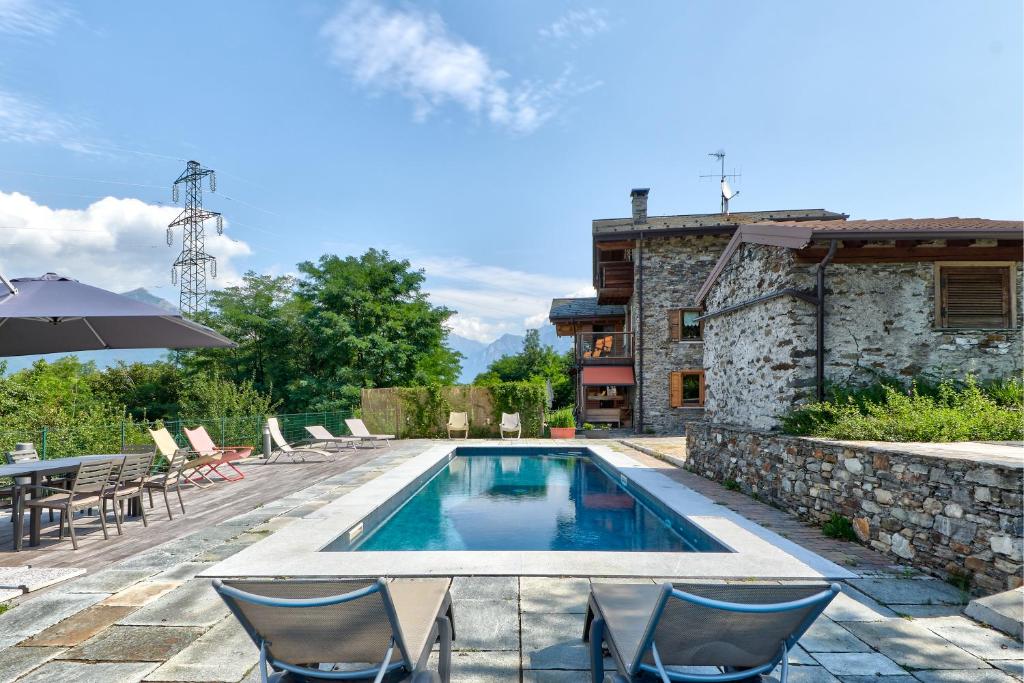 Bazén v ubytování chalet con piscina e vista panoramica nebo v jeho okolí