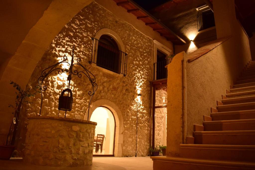einen Eingang zu einem Gebäude mit einer Treppe und einer Lampe in der Unterkunft Il pozzo dei desideri in Castelnuovo