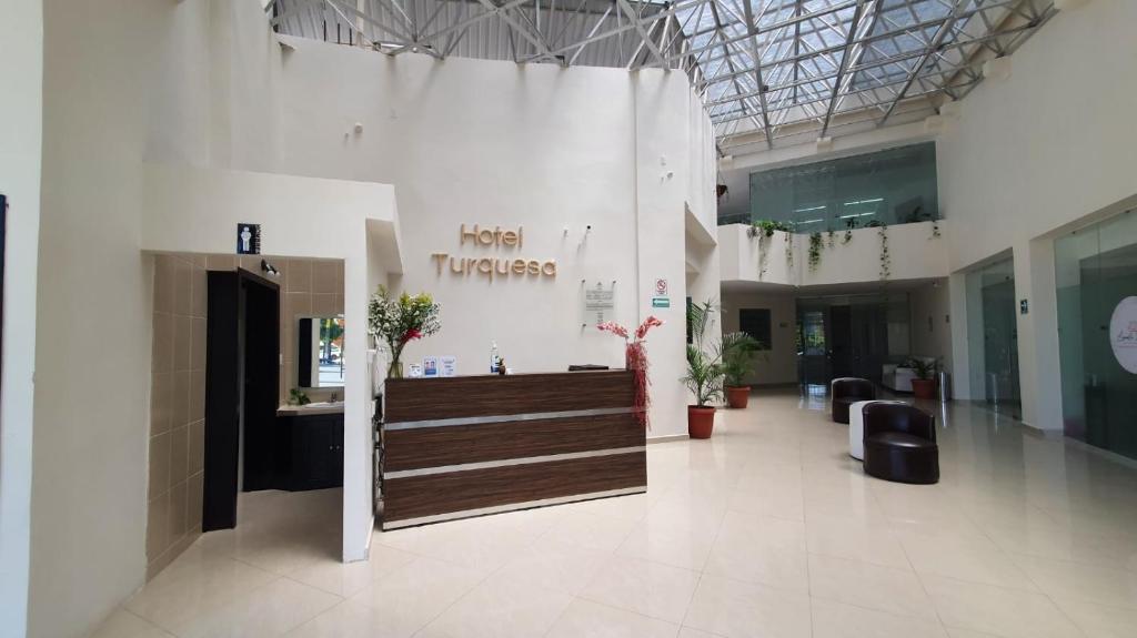 a lobby with a reception desk in a building at Hotel boutique turquesa in Tapachula