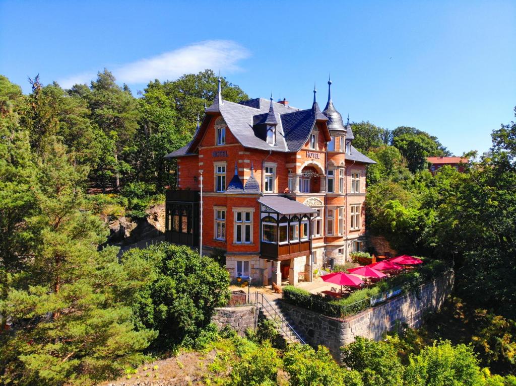 ein großes Haus auf einem Hügel im Wald in der Unterkunft Hotel Villa Viktoria Luise in Blankenburg