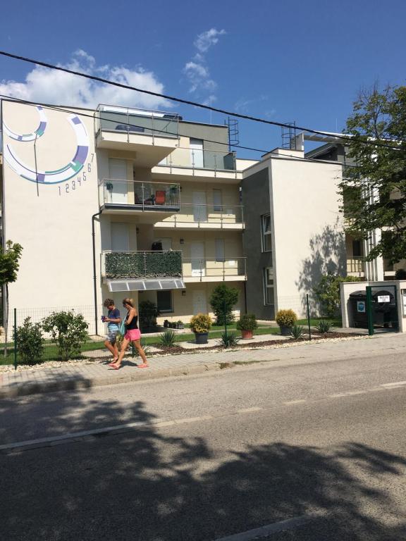 Budova, kde se aparthotel nachází