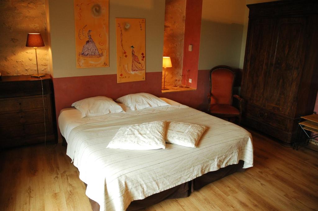 Postel nebo postele na pokoji v ubytování Les Pierres D'aurèle Chambres d'Hôtes