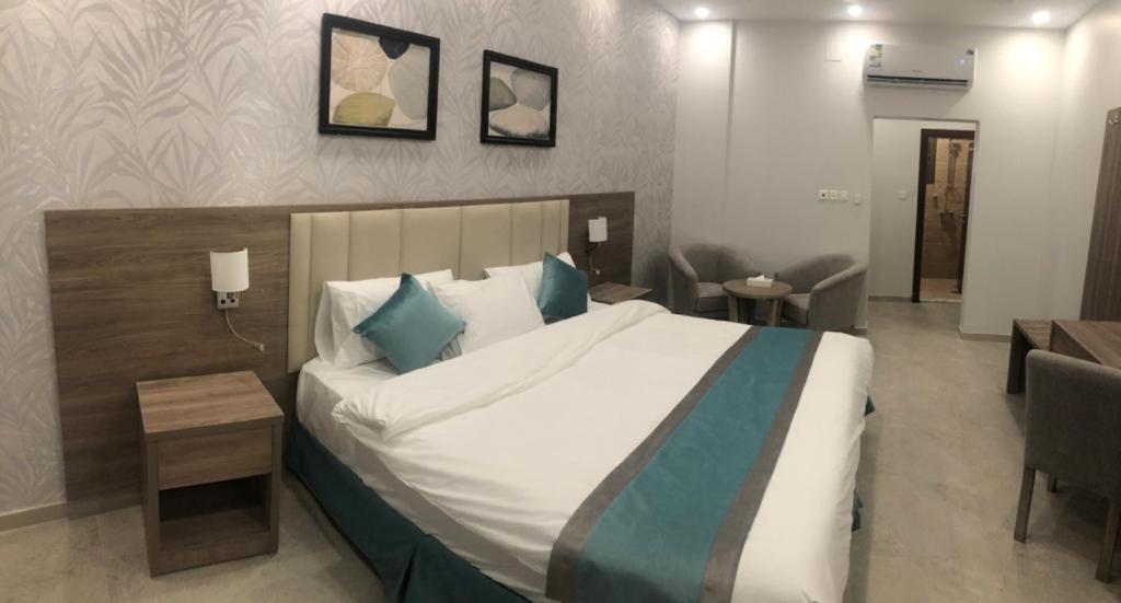 Postel nebo postele na pokoji v ubytování Al-Haramain Family Apartments
