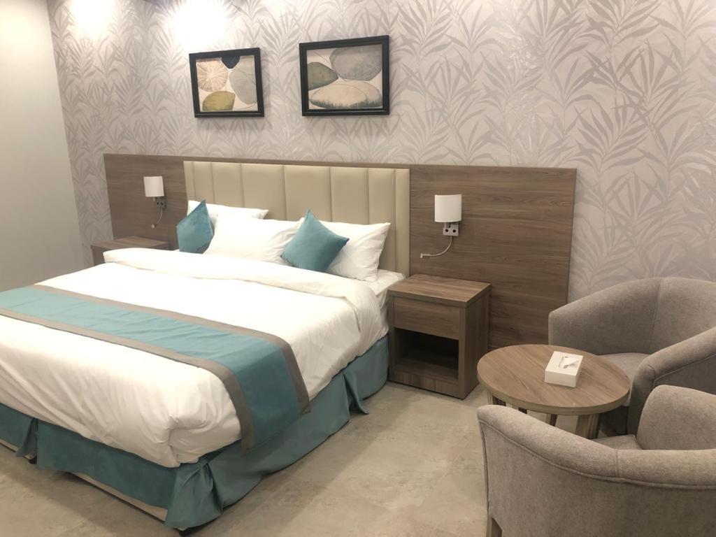 Postel nebo postele na pokoji v ubytování Al-Haramain Family Apartments