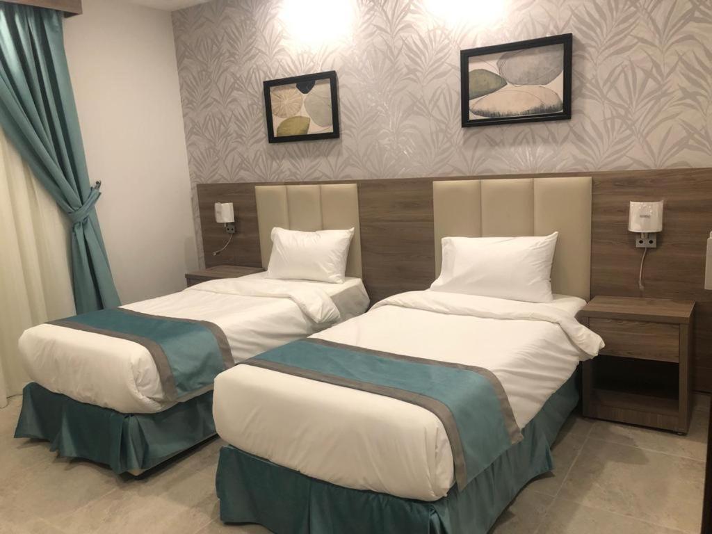 Postel nebo postele na pokoji v ubytování Al-Haramain Family Apartments