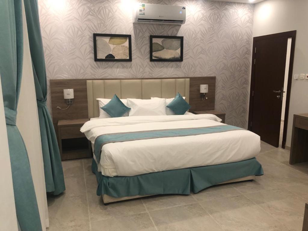 Postel nebo postele na pokoji v ubytování Al-Haramain Family Apartments