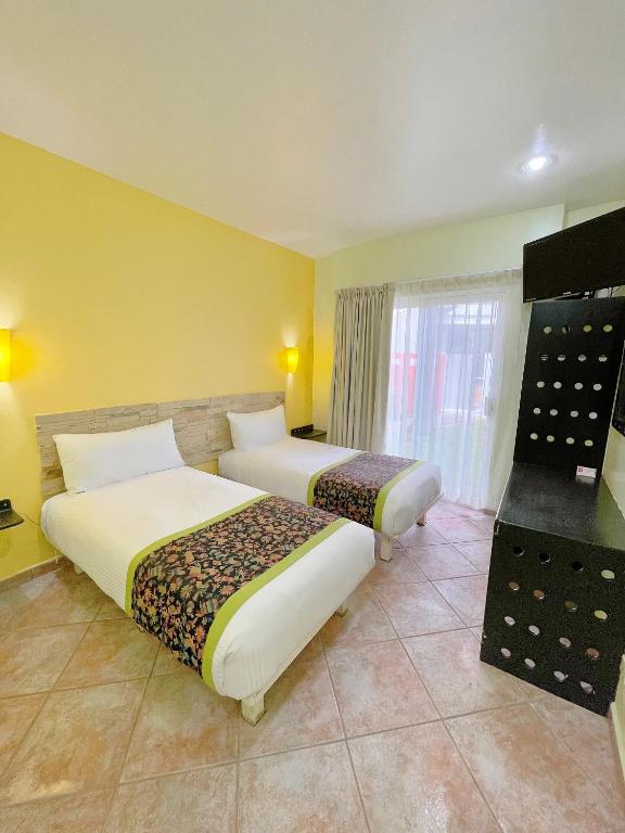 Seven Crown Express & Suites by Kavia photo