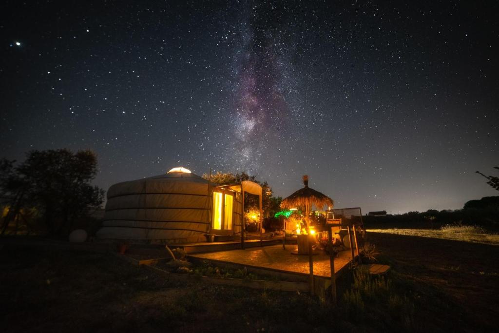 un observatorio de la cúpula por la noche con la Vía Láctea en 2 CUORI E 1 YURTA Glamping in Tuscany - Adults Only, en Asciano