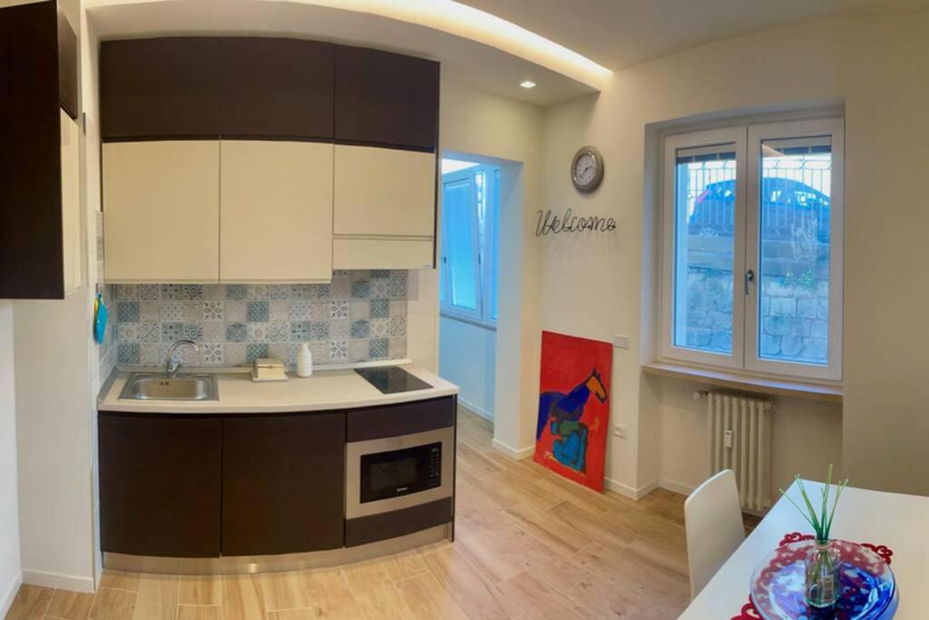 een keuken met een wastafel en een aanrecht bij Potenza Studio - in Centro Città in Potenza