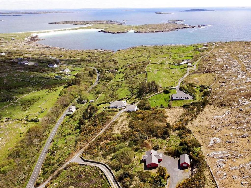 Vue aérienne d'une maison sur une colline près de l'eau dans l'établissement Cottage 396 - Roundstone, à Roundstone