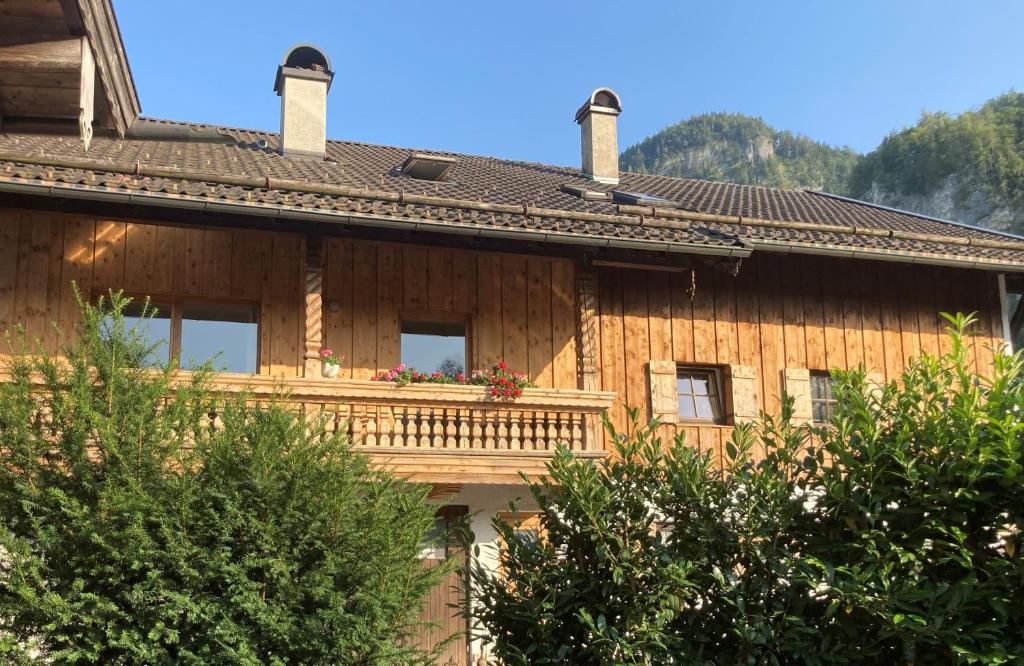 uma casa de madeira com uma varanda em Ferienwohnung Oberschopper em Flintsbach