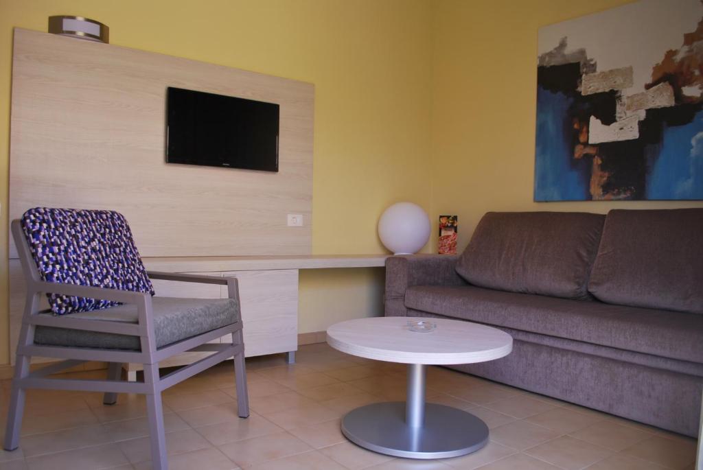 TV a/nebo společenská místnost v ubytování Bungalows Parque Bali con AIRE ACONDICIONADO