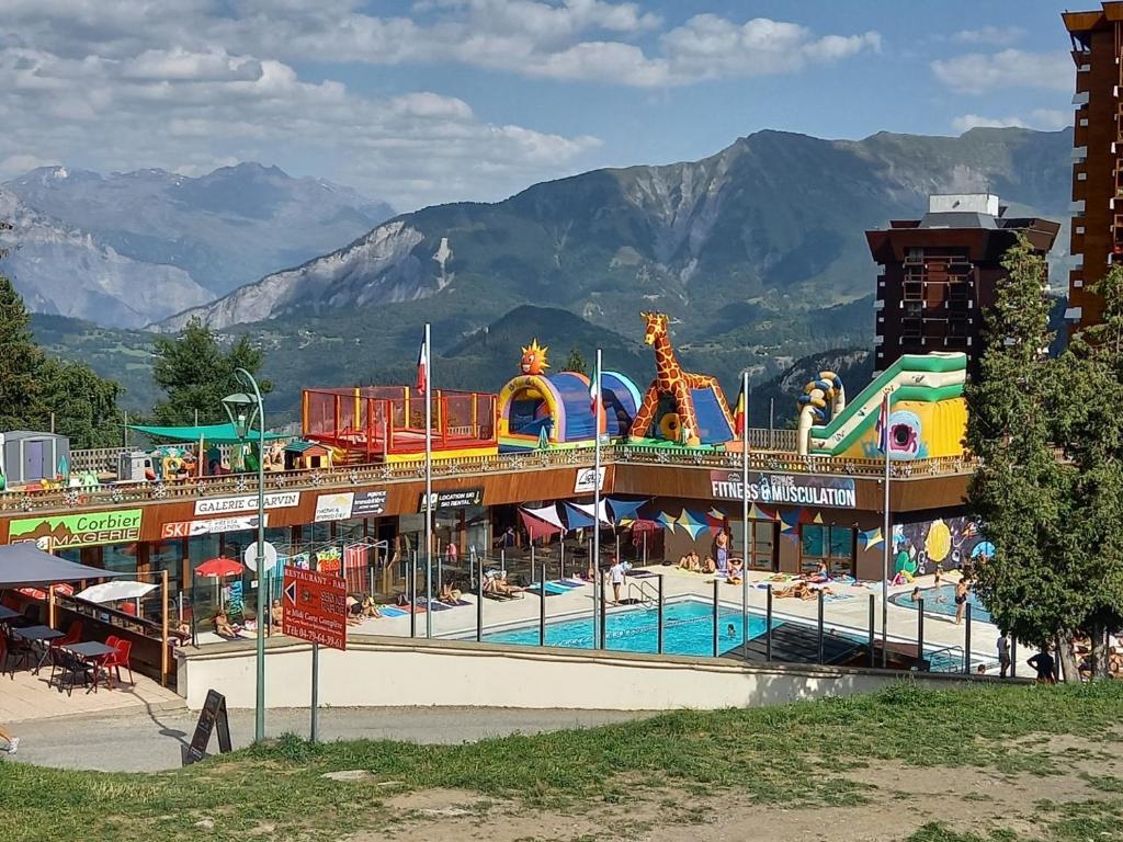 The swimming pool at or close to T2 vue piste Résidence Vostok Zodiaque