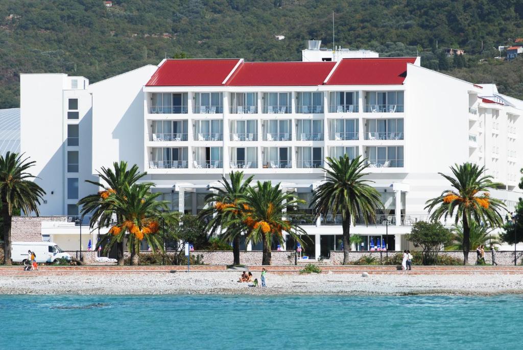 a hotel on the beach in front of the water at Hotel Princess in Bar