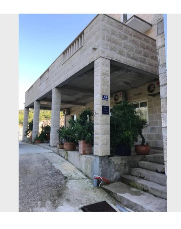 Budova, v ktorej sa apartmán nachádza