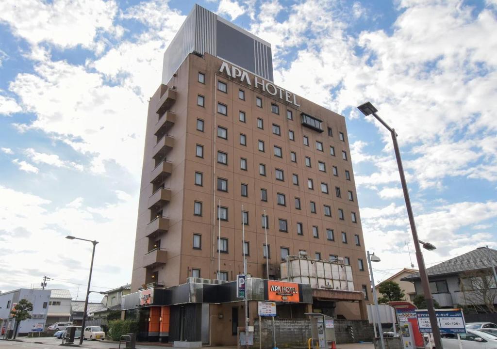 un edificio alto con un cartel de hotel en APA Hotel Kanazawa Katamachi, en Kanazawa