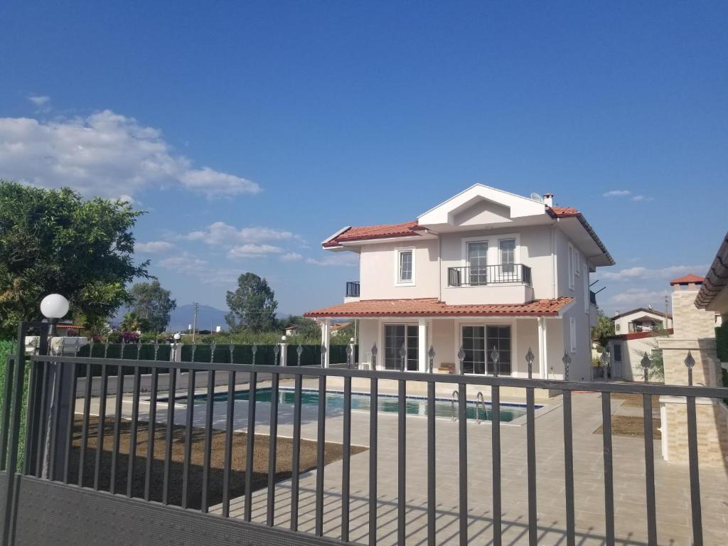 Casa blanca con valla y piscina en Villa Vista Gold, en Muğla