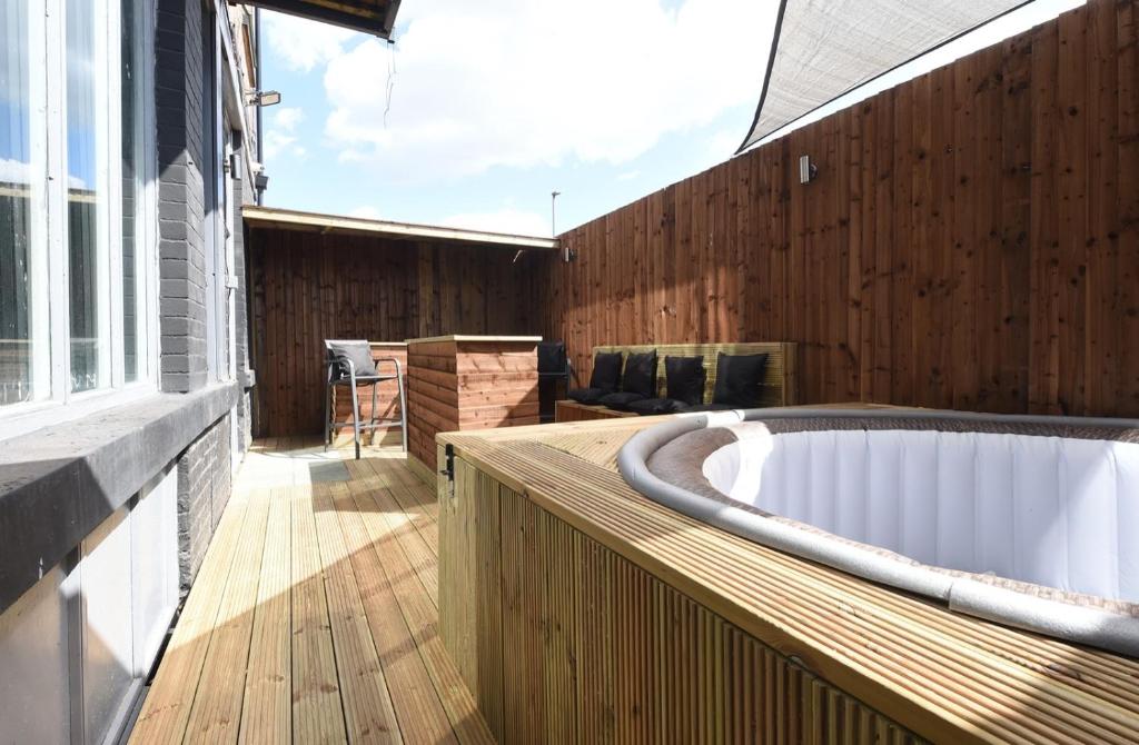 Slps 14 Hot Tub, Bar & Outdoor Terrace, Manchester – Updated 2023 Prices