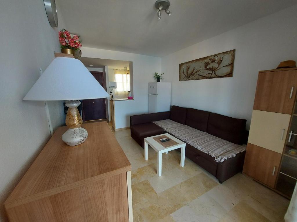 een woonkamer met een bank en een tafel bij Apartment Diamond in Benidorm