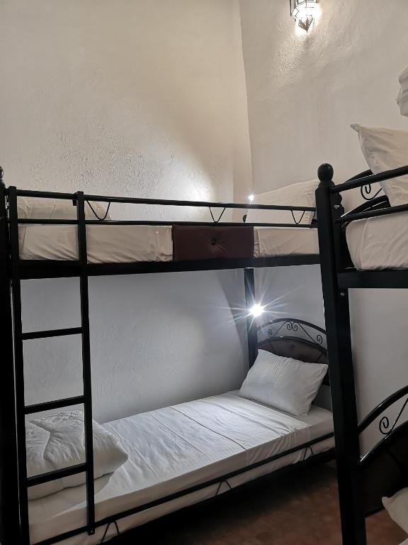 Letto o letti in una camera di Riad & Café culturel BAB EL FAN