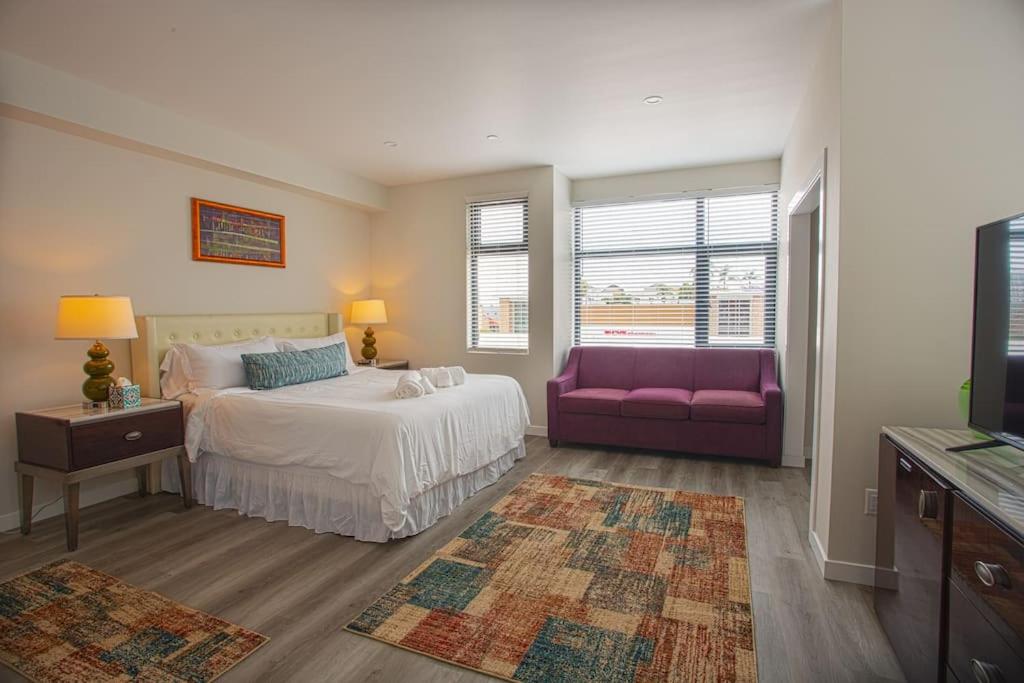 een slaapkamer met een bed en een paarse bank bij Comfy Studio with Cali King Size Mattress in San Diego