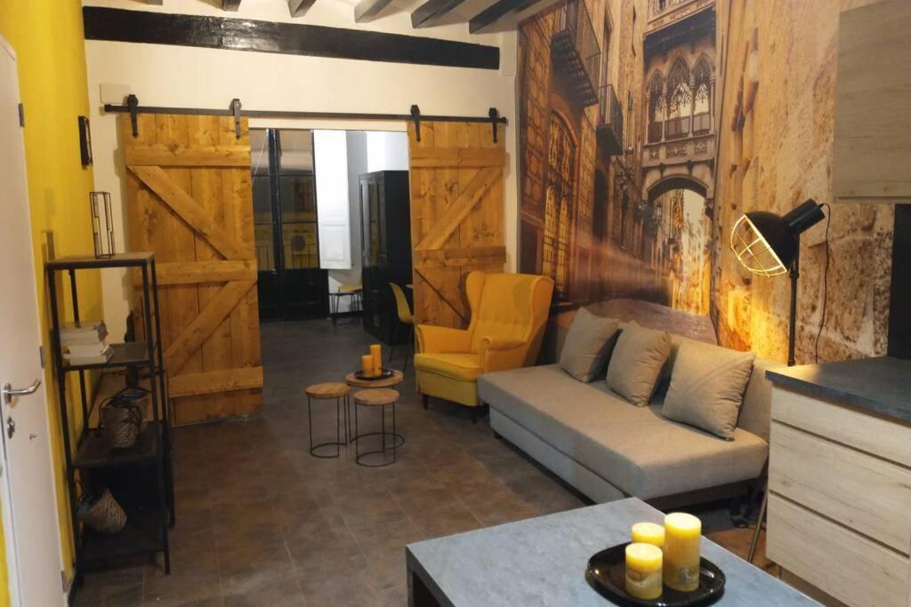 雷烏斯的住宿－Reus, amazing apartment in the city centre.，带沙发和黄色椅子的客厅