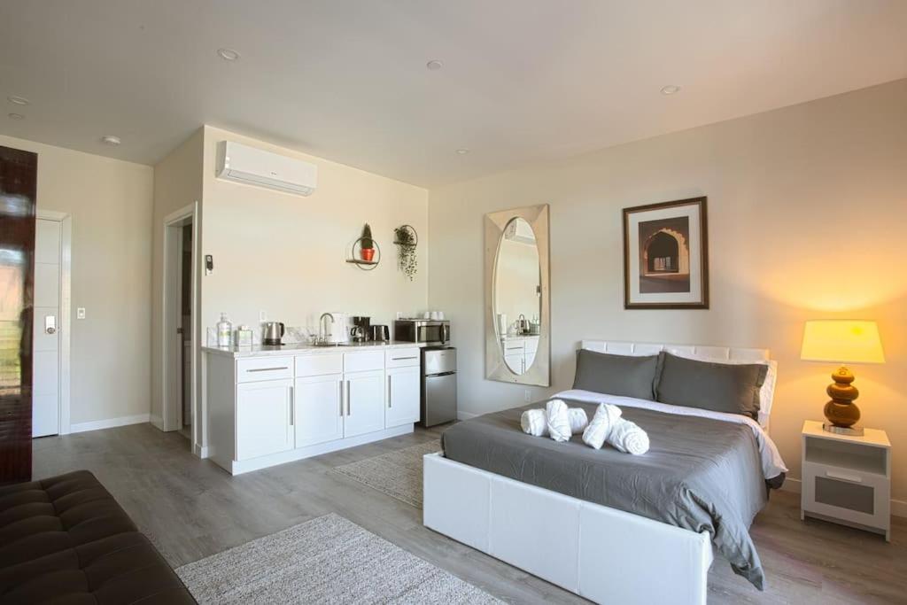 1 dormitorio con 1 cama y lavamanos. en Awesome Balboa and Downtown View with Cozy Patio, en San Diego