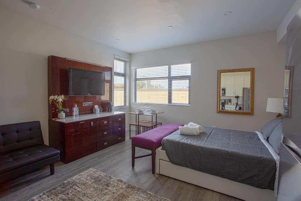 - une chambre avec un lit, une télévision et une chaise dans l'établissement 2 Bedroom, 2 Bathroom Detached Apt Max 7 Sleepers, à San Diego