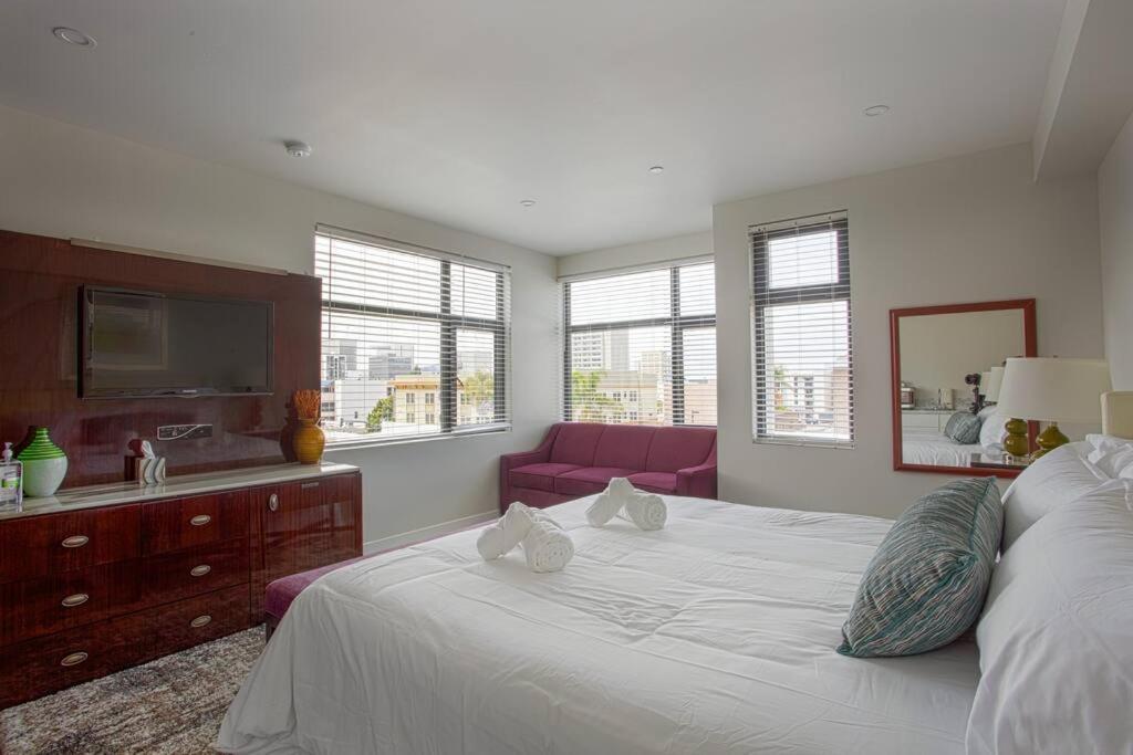 Downtown View 4 Sleepers Studio- Great for Getaway photo