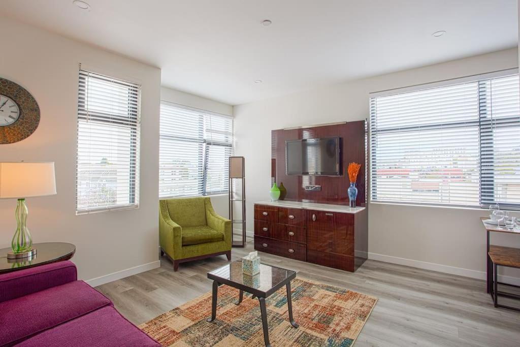 un soggiorno con divano viola e TV di One Bedroom Apartment with Luxurious Furnitures a San Diego